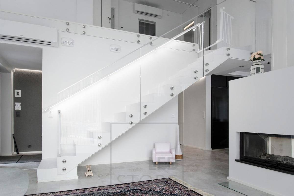 L'éclairage de la balustrade crée un éclairage d'ambiance dans les escaliers et met en valeur un bel escalier.